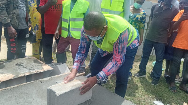 Ecole publique du Cap Esterias : Jean Marie Ogandaga s&rsquo;investit pour la construction de deux logements des enseignants !