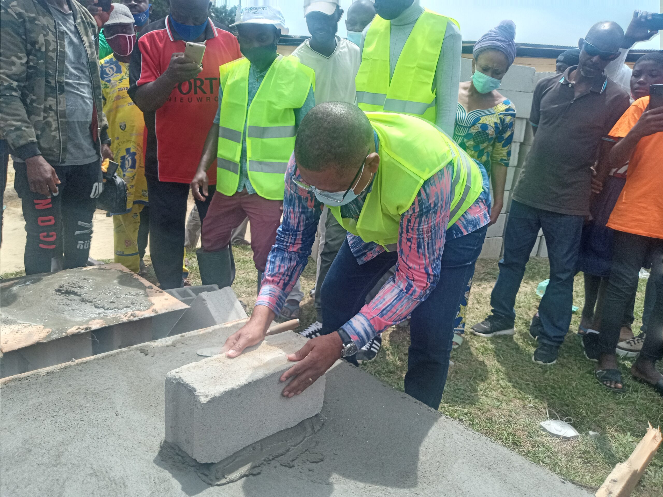 Ecole publique du Cap Esterias : Jean Marie Ogandaga s’investit pour la construction de deux logements des enseignants !