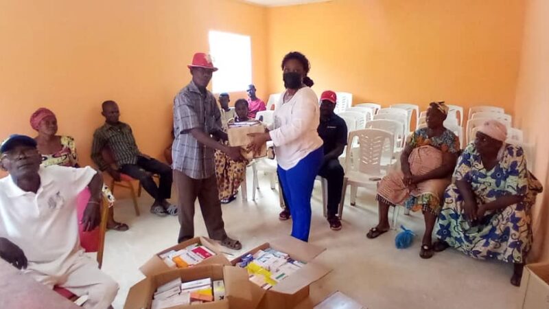 Olam Palm Gabon fait un don de médicaments aux populations de Mouila et Makouké