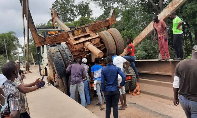 Une grue glisse légèrement d’un camion : route bloquée sur le pont Ebel – Abanga