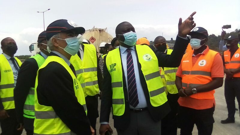 Gabon: Le ministre des Transports visite les installations du secteur portuaire d’Owendo