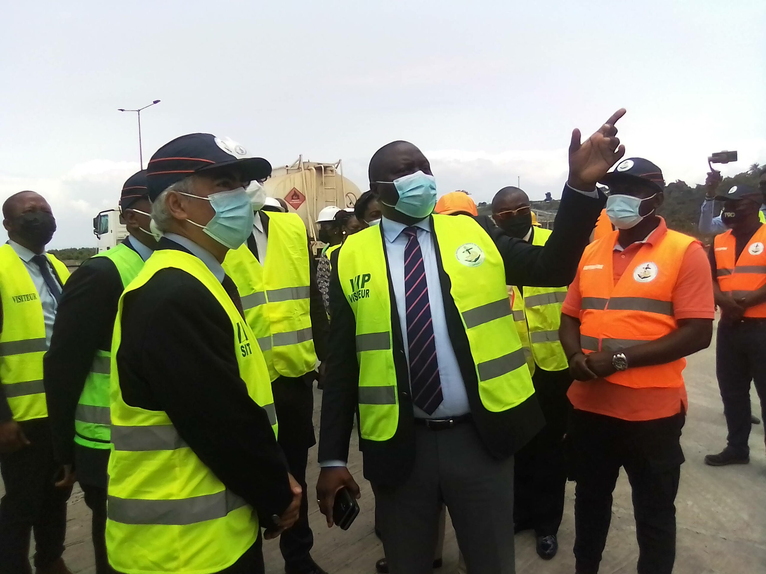 Gabon: Le ministre des Transports visite les installations du secteur portuaire d’Owendo