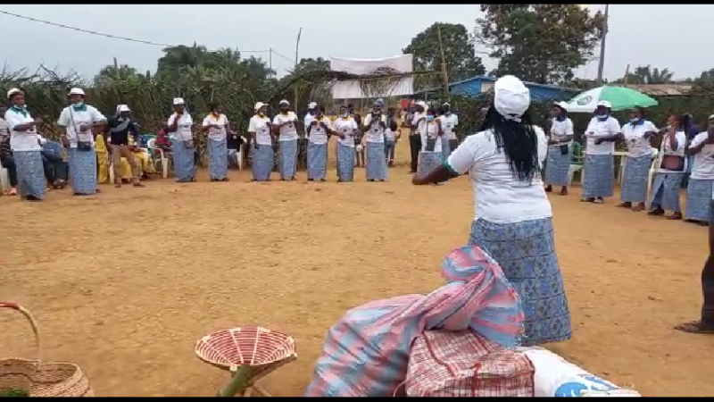 11e anniversaire de l&rsquo;association IGUKIGA des femmes de Mongo, Edgard Anicet Mboumbou MIYAKOU remercié pour son soutien