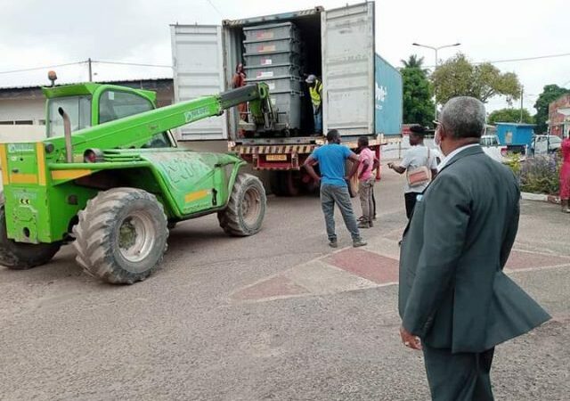 Gabon: le maire de Port-Gentil réceptionne 120 bacs à ordures offert par la ville de Thouars