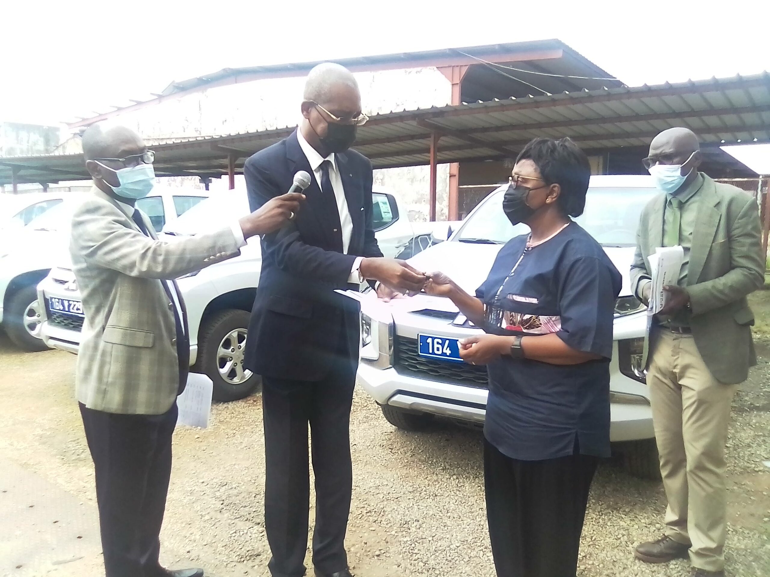 Gabon: 10 véhicules distribués aux responsables des services du Ministère des Travaux Publics, de l’Équipement et des Infrastructures