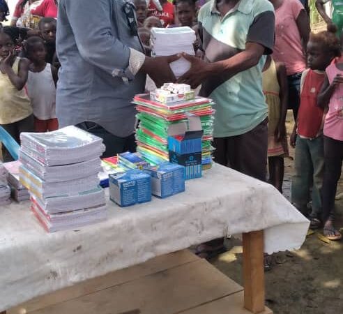 15 000 kits scolaires remis aux enfants du 3ème siège du département de l&rsquo;Ivindo par l&rsquo;honorable Oumar Mamadou Boueni !