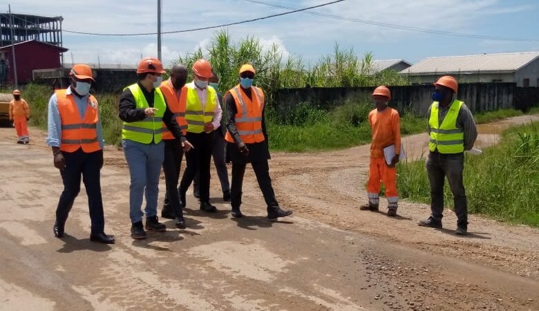 Infrastructures : Léon Armel Bounda Balonzi examine les travaux de CITP à Nzeng ayong