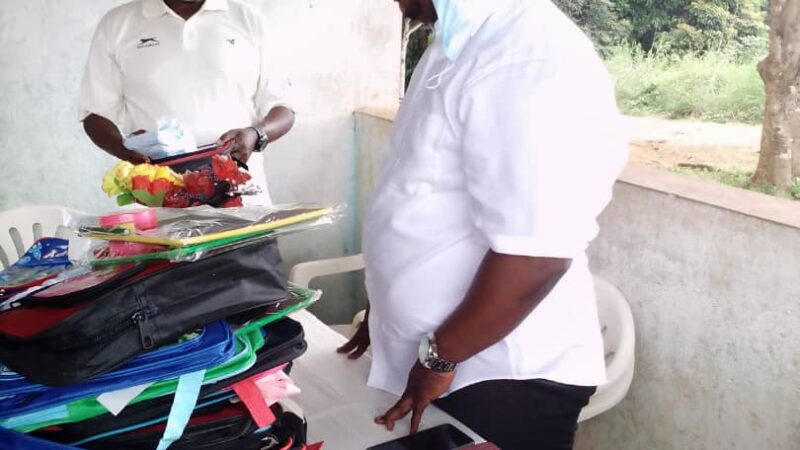 Rentrée scolaire : Alexandre Mickodji au secours des élèves issus des familles démunies dans le 4ème arrondissement de Franceville !