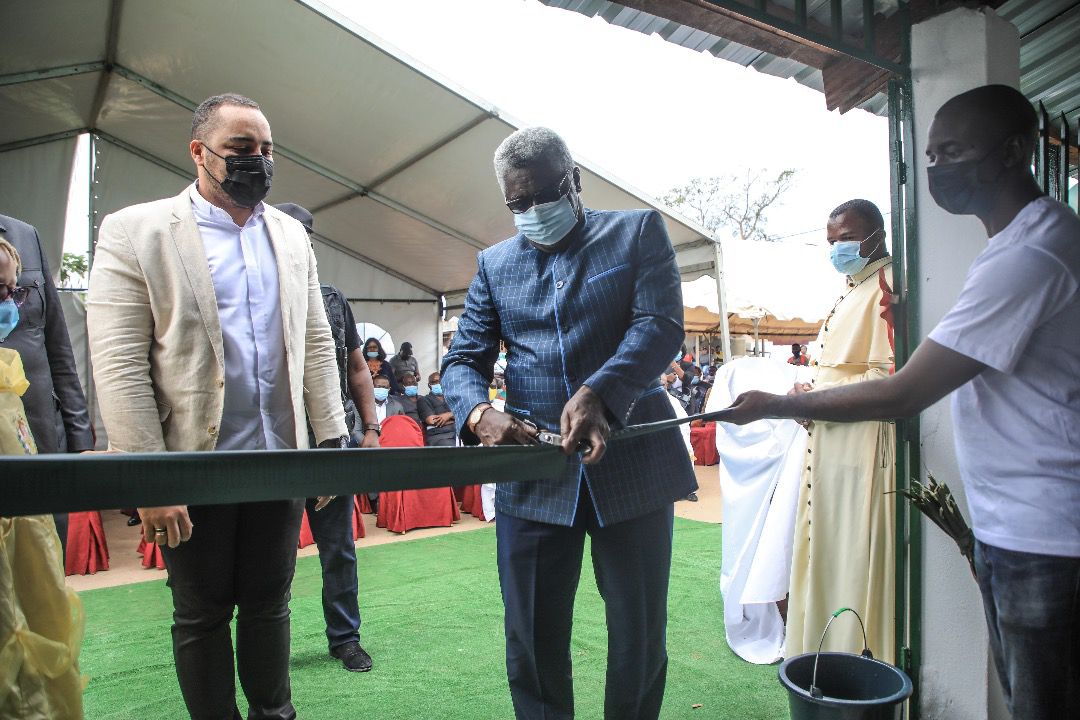 Inauguration d’une Pharmacie et d’un centre de santé à Bitam: Jessye Ella Ekogha concretise la politique de partage prônée par le chef de l’Etat !