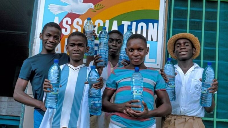 La Sobraga offre près de 7000  bouteilles d’eau aux Orphelinats du Grand Libreville