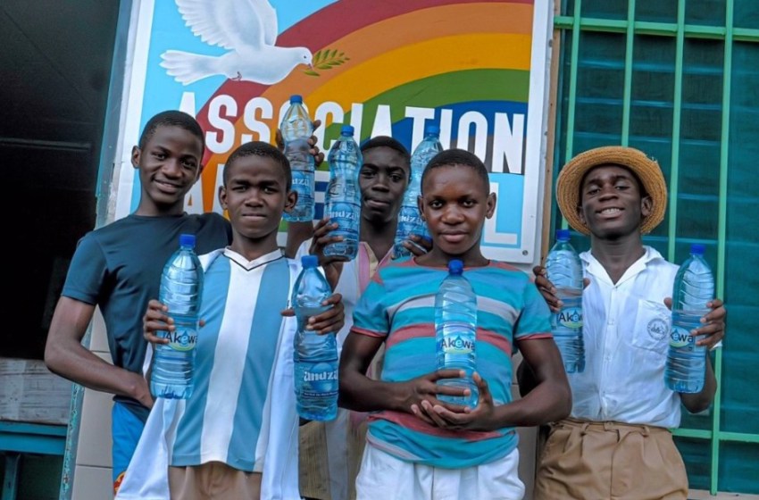 La Sobraga offre près de 7000  bouteilles d’eau aux Orphelinats du Grand Libreville