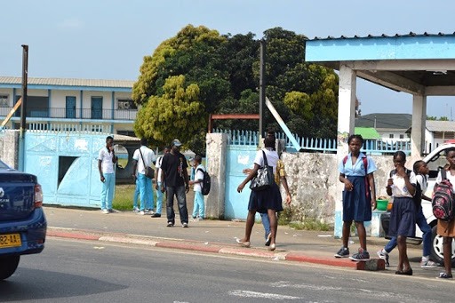 Poursuite des travaux d’aménagement des passerelles piétonnes au niveau du lycée d’état,  ce week-end !