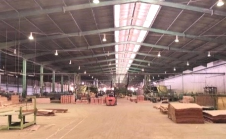 Lambaréné / un premier container de feuilles de placage sort de la GSEZ d’Ikolo !