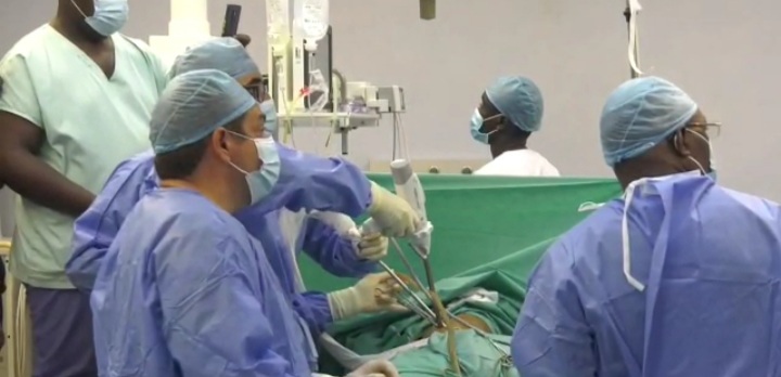 Thoracoscopie réussie au CHU de Libreville !