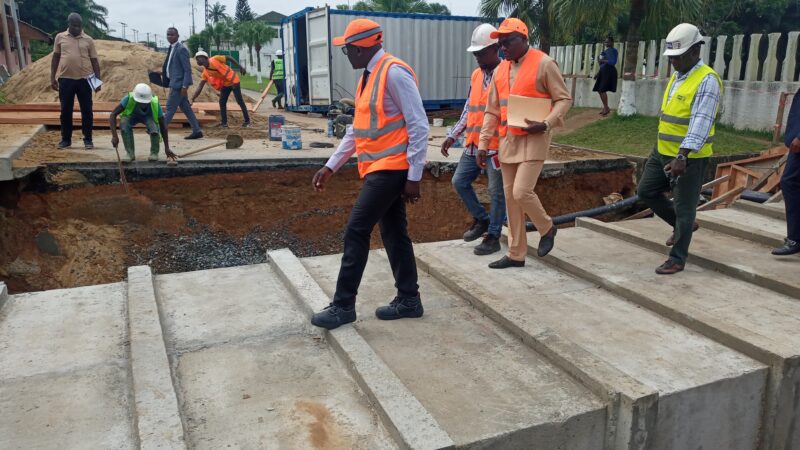 Léon Armel BOUNDA BALONZI sur le chantier de la pose d&rsquo;un double dalot !