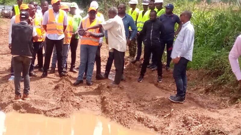 Léon Armel Bounda Balonzi Visite les travaux d&rsquo;aménagement sur la Route de Donguila, et de Kougouleu !