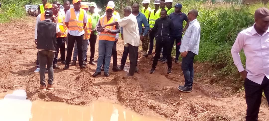 Léon Armel Bounda Balonzi Visite les travaux d’aménagement sur la Route de Donguila, et de Kougouleu !