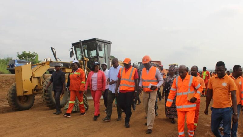 Entretien de route: le ministre Léon Armel Bounda Balonzi visite l&rsquo;axe Tchibanga – Moulengui Binza