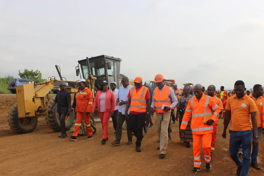 Entretien de route: le ministre Léon Armel Bounda Balonzi visite l’axe Tchibanga – Moulengui Binza