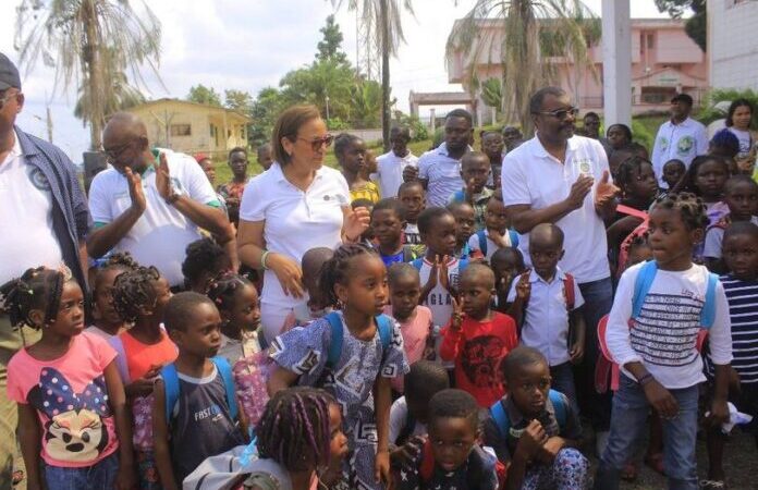 Lambarené: Remise de kits scolaires / L’œuvre de bienfaisance de Madeleine Edmee Berre