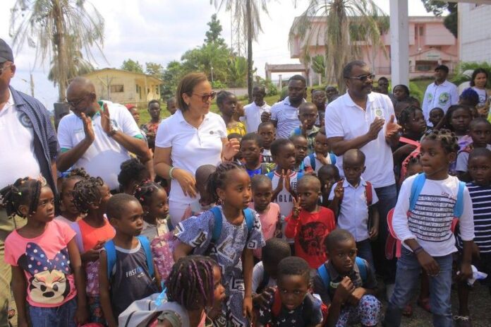 Lambarené: Remise de kits scolaires / L’œuvre de bienfaisance de Madeleine Edmee Berre