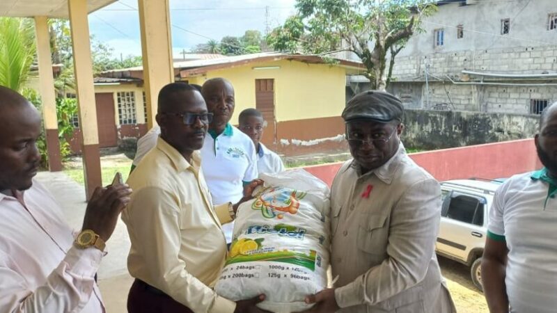SGEPP/RSE: don de matériel de nettoyage et action d’assainissement dans cinq établissements primaires de Libreville