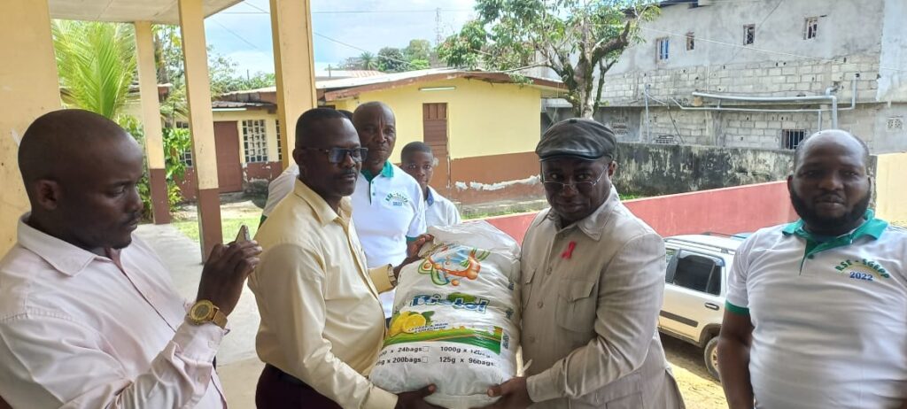SGEPP/RSE: don de matériel de nettoyage et action d’assainissement dans cinq établissements primaires de Libreville