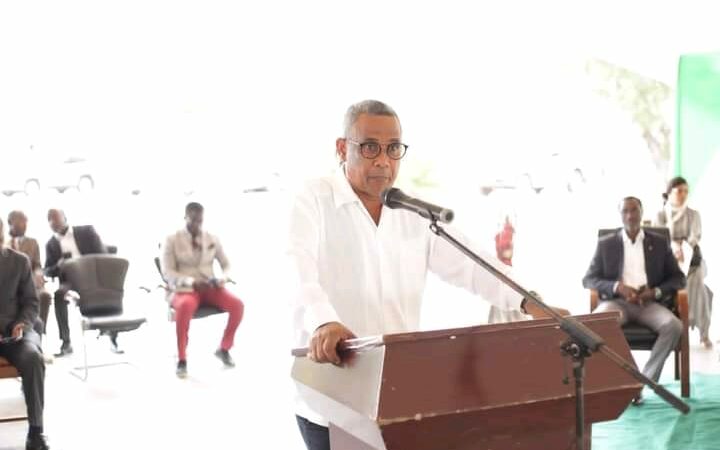 Gabriel Ntchango sur le chantier de la mairie de Port Gentil
