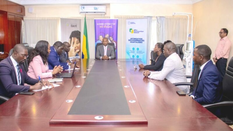 Présentation du premier équipement de telemedecine « made in Gabon » au Dr Guy Patrick Obiang