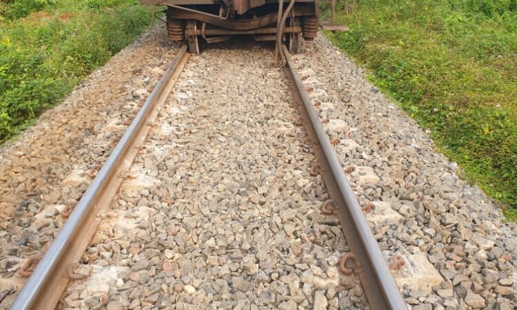 Déraillement d’un train de marchandises en zone instable : les passagers acheminés en bus de Ndjolé vers Libreville