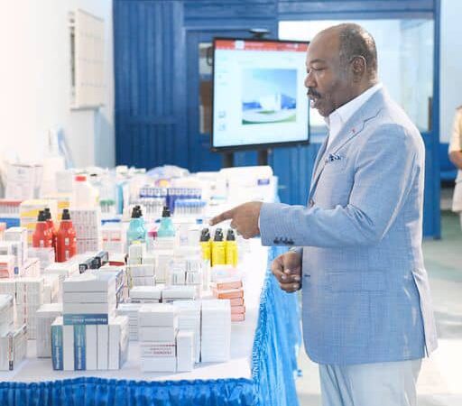 Le chef de l’Etat réceptionne des conteneurs de médicaments pour les hôpitaux du Gabon