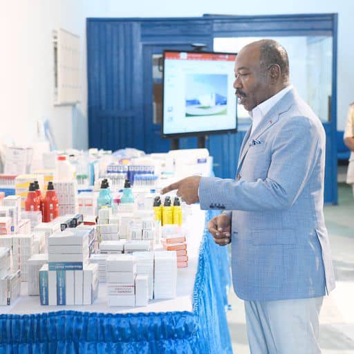 Le chef de l’Etat réceptionne des conteneurs de médicaments pour les hôpitaux du Gabon