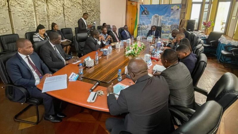 Les revendications des communautés locales au centre d&rsquo;une Séance de travail entre le ministre du pétrole et les responsables des sociétés pétrolières