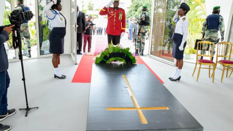 Brice Clotaire Oligui Nguema honore la mémoire de Feu le Président Léon Mba et celle de Feu le Président Omar Bongo Ondimba