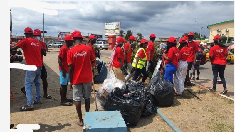 Environnement : Coca Cola Gabon se mobilise à Nzeng-Ayong pour la journée internationale du nettoyage