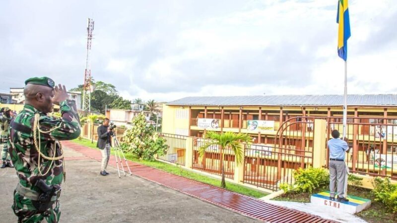 Montée des couleurs dans les établissements scolaires : le général Brice Clotaire Oligui Nguema aux côtés des apprenants du Collège Nelson Mandela