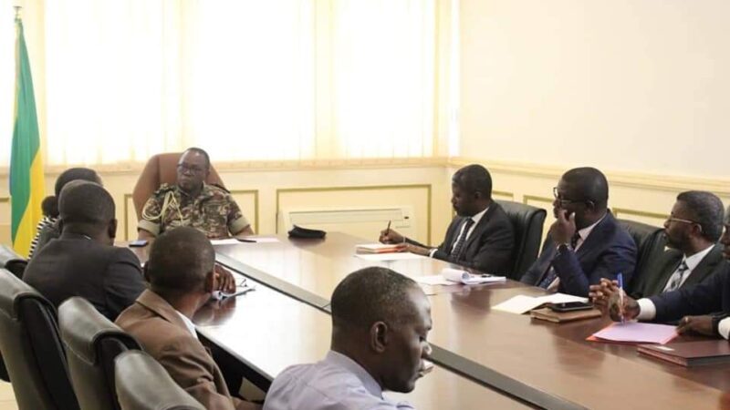 Présentation du rapport de la commission interministérielle de sélection des PME gabonaises au Ministre des Travaux Publics, le Général Flavien NZENGUI NZOUNDOU