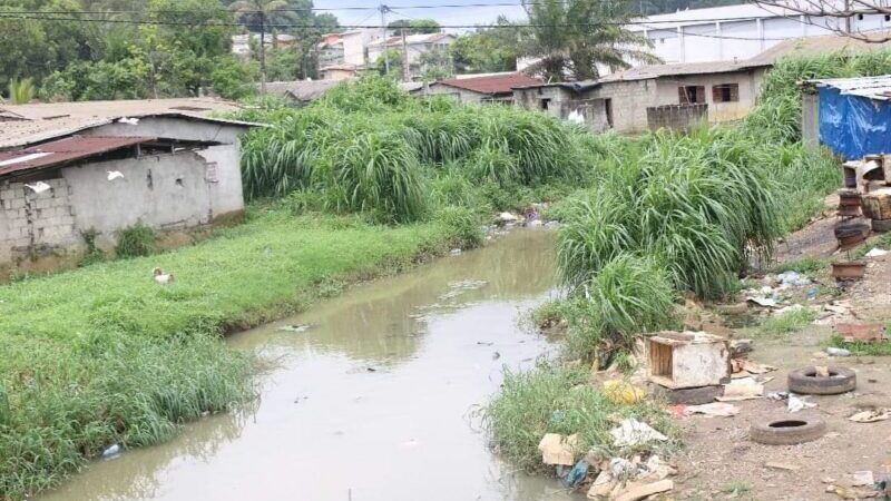 Le Général Flavien NZENGUI NZOUNDOU sur les sites du projet du Bassin versant de Terre Nouvelle et de relogement des populations à Bikélé-Nzong