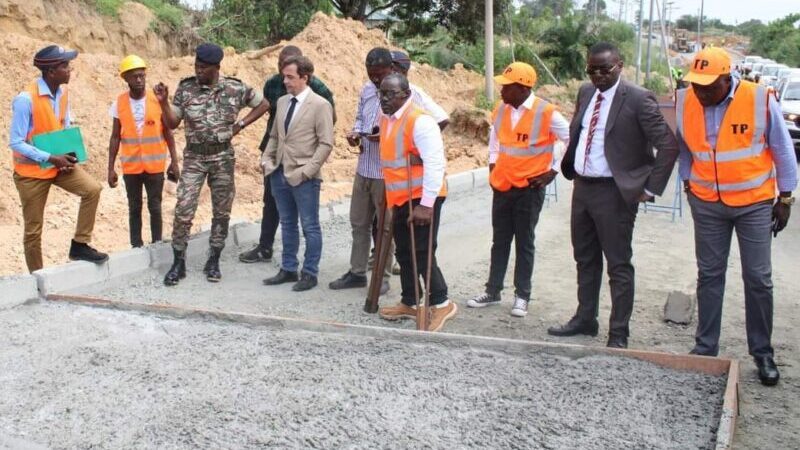 Le ministre des Tp, le Général Flavien NZIENGUI NZOUNDOU sur les chantiers des voiries en béton armé du Grand Libreville