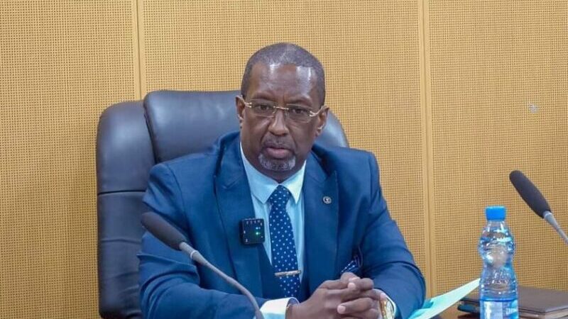 Le Dr André Jacques Augand échange avec sa haute administration