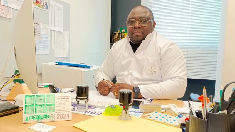 Santé: le quotidien du chef de service Laboratoire du CHU Jeanne EBORI, Professeur Joël Fleury DJOBA