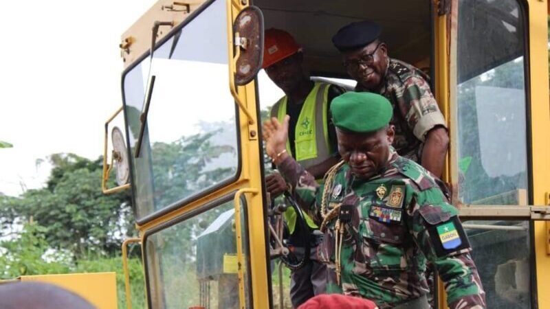 Lancement des travaux d&rsquo;aménagement et de bitumage de la route Ovan-Makokou par le Président de la transition