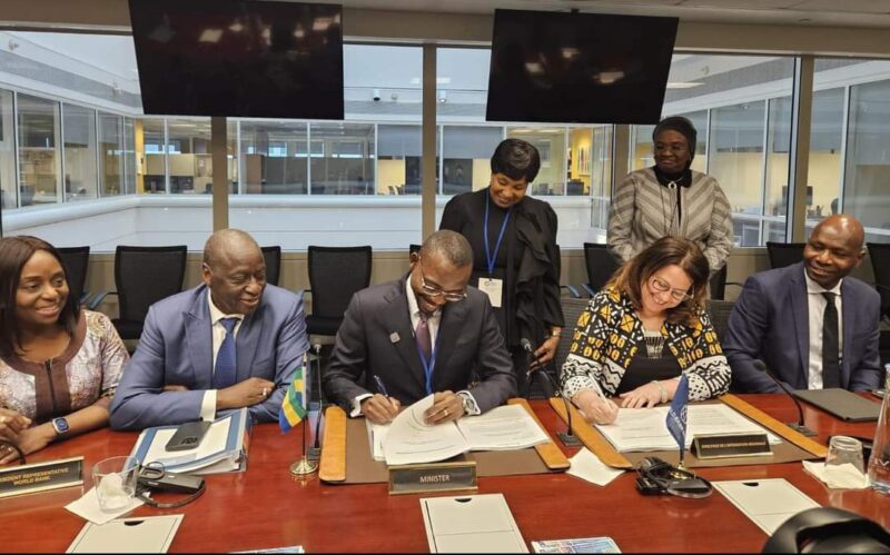 Mays Mouissi signe le contrat de financement du projet HISWACA