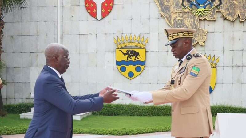 Remise du rapport des conclusions du dialogue national au Premier ministre par le chef de la transition