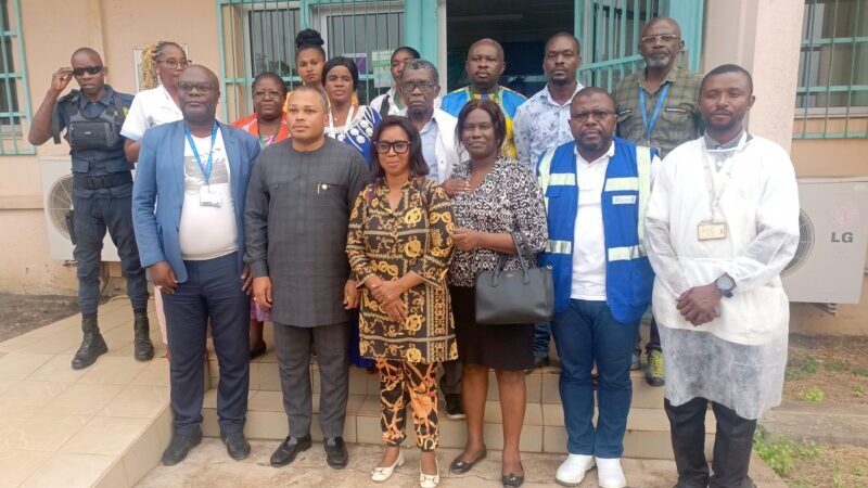 Le Directeur Général de la CNSS, Dr Olivier REBIENOT Pellegrin, renforce les liens avec le personnel de Tchibanga