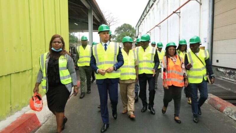 Le Ministre de l&rsquo;Industrie en visite à la raffinerie Olam-Palm de Lambaréné : une production en plein essor et un engagement sociétal fort