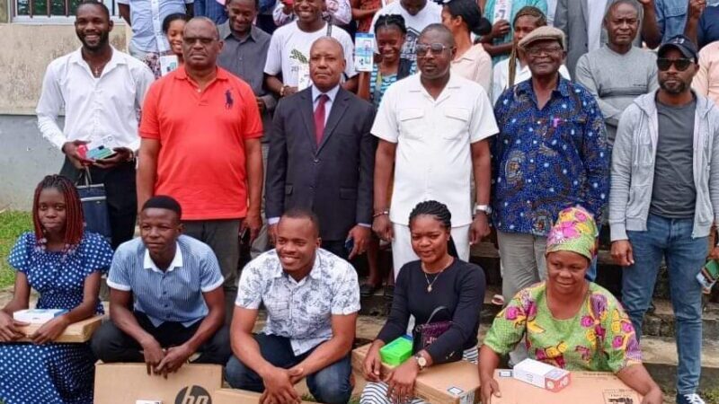 Récompenses aux Bacheliers 2024 de l&rsquo;Ogooué Ivindo : Un geste de Reconnaissance du mérite de la part de Parfaite AMOUYEME OLLAME