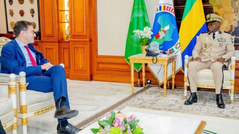 Le Président de la Transition, le Général Oligui Nguema, et l&rsquo;Ambassadeur de France discutent de coopération et de réformes constitutionnelles