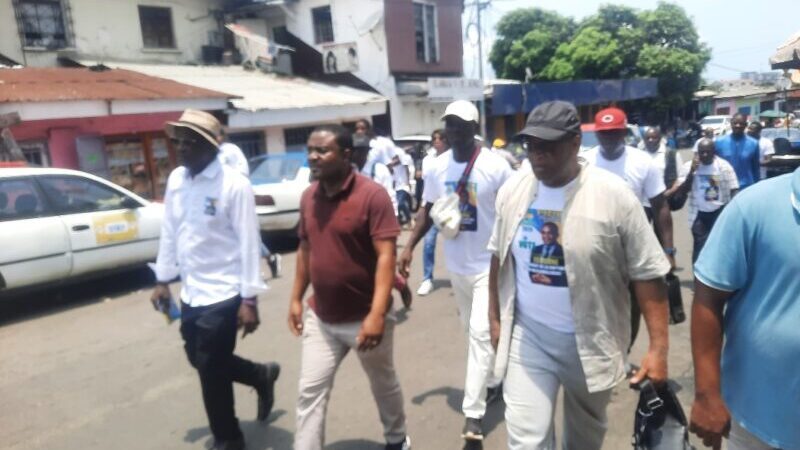 Joseph Lapensée Essingone à la rencontre des commerçants