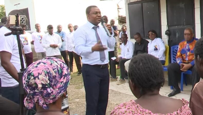 Joseph Lapensée Essingone au contact des populations de Plein Ciel